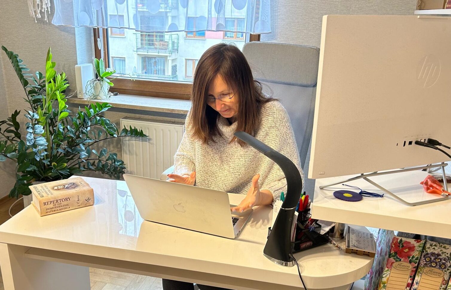 Dr hab. Sylwia Łukasiewicz w biurze