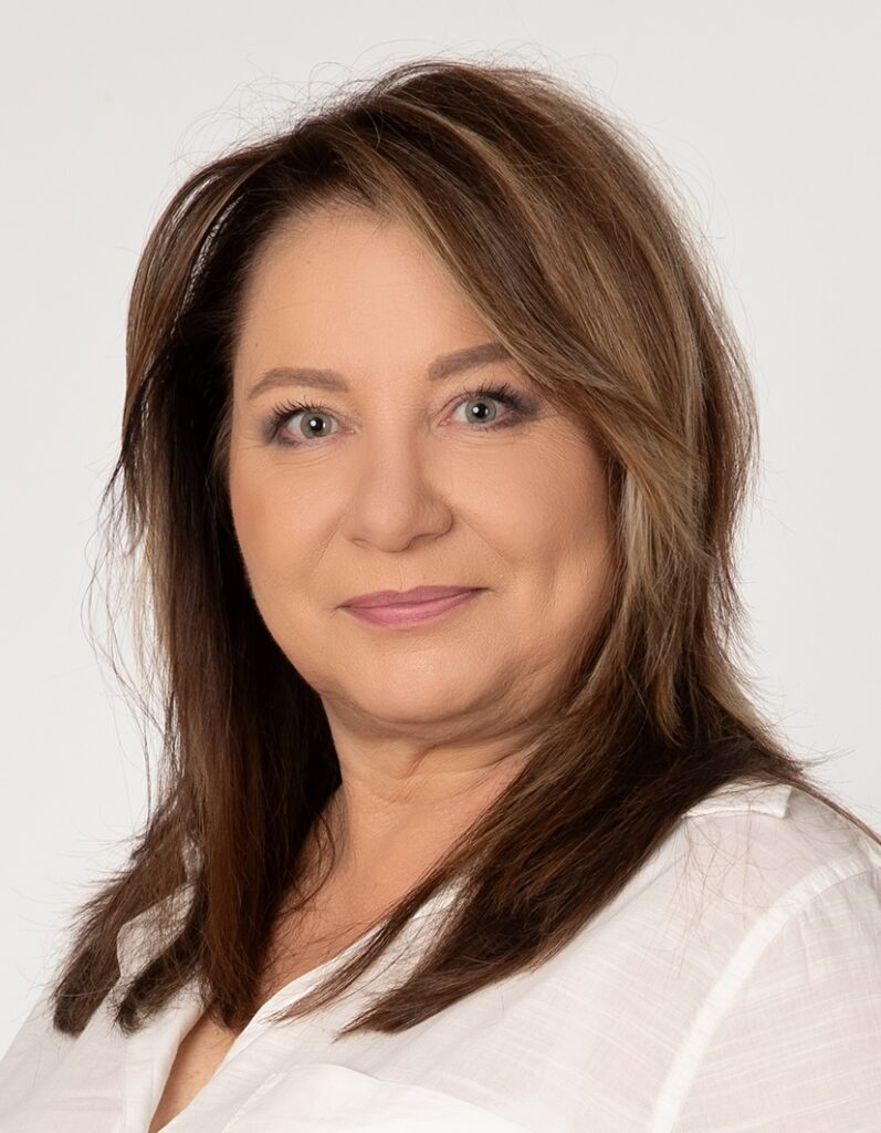 homeopata Anna Hawrylak patrzy