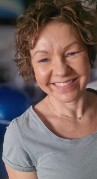 połoźna Honorata Dywelska z 27 letnim doświaczeniem uśmiecha się do kobiet w ciąży