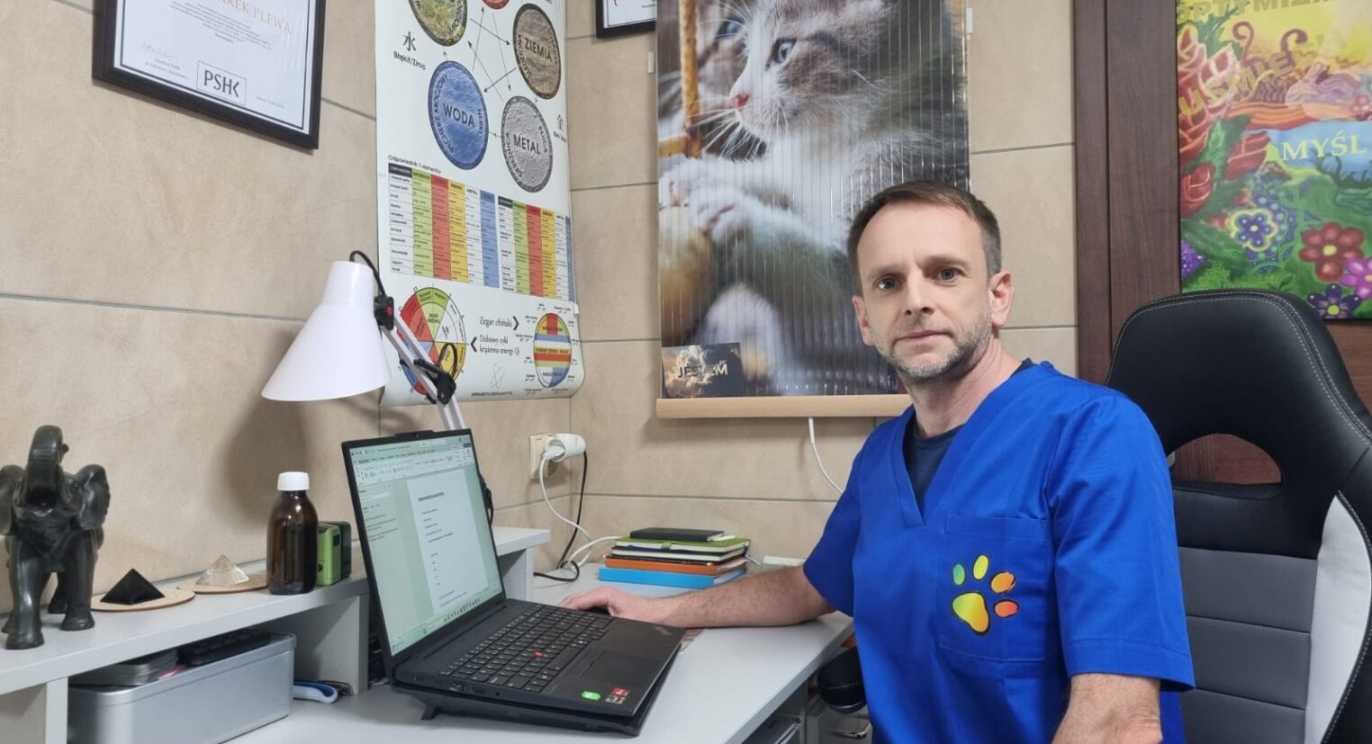 lek. weterynarz homeopata Łukasz Plewa w gabinecie