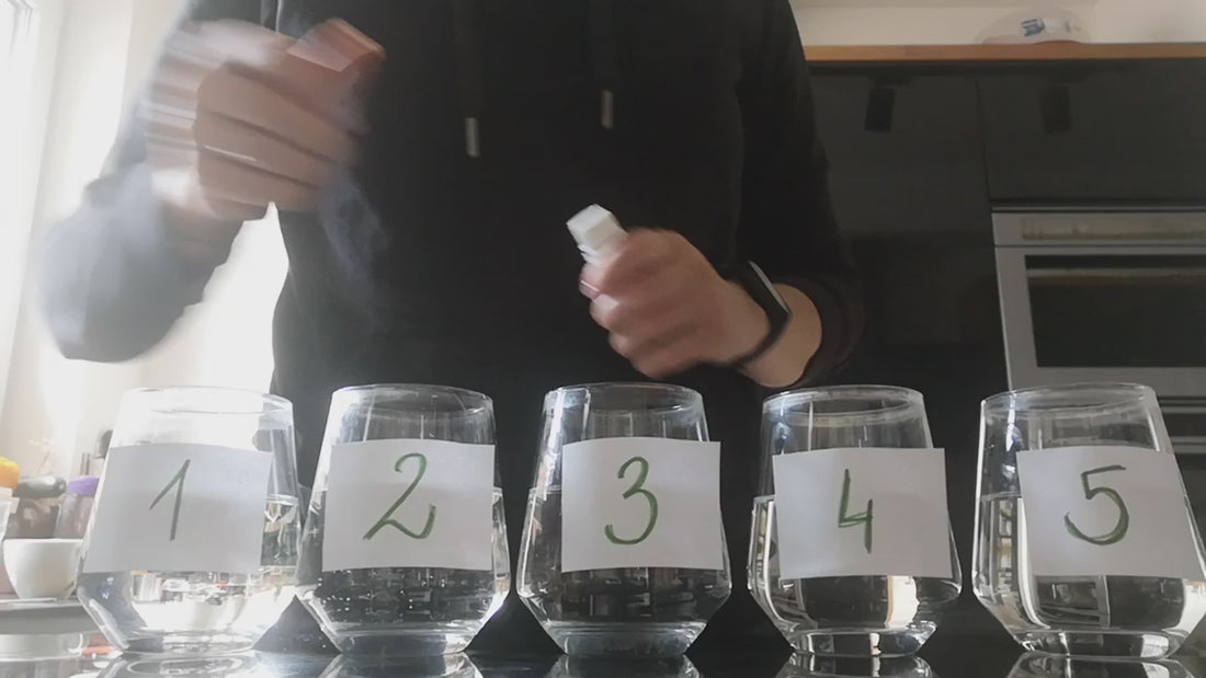 na filmie homeopata Karolina Knaut pokazuje na czym polega metoda 5 kubka