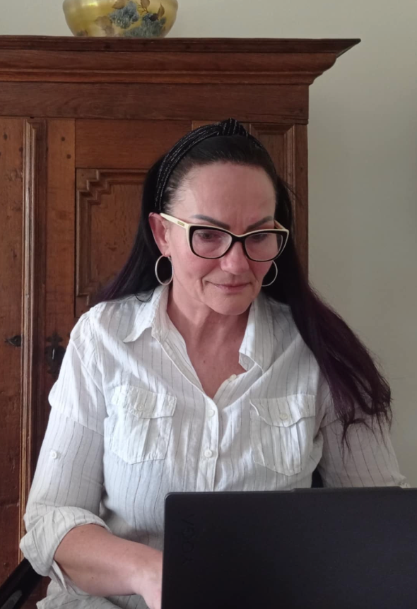 homeopata Wioletta Szczyrkowska w biurze